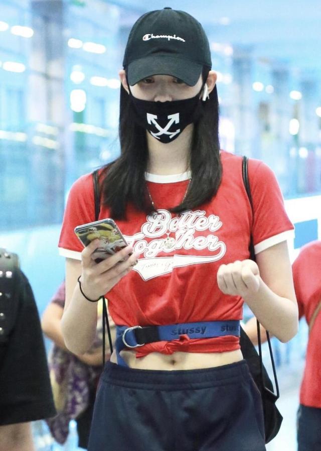 奚梦瑶生娃身材恢复超快穿t恤故意扭结露脐再绑腰带秀蚂蚁腰