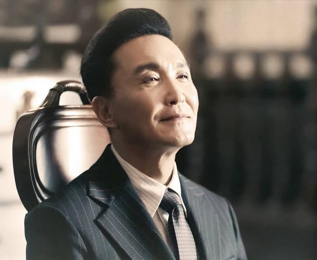 康达书记怒了与友聚会坐c位看到摄像机拍他立马扭过头