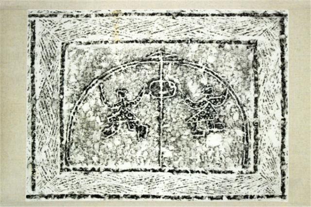 走钢丝|山东出土大量画像石，反映出汉代奇人异事多，快看有人在“走钢丝”