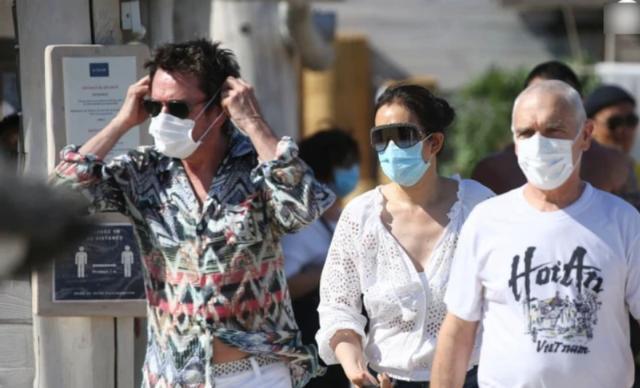 让·米歇尔·雅尔|55岁巩俐穿着性感，与71岁丈夫十指紧扣，二人同框看不出年龄差