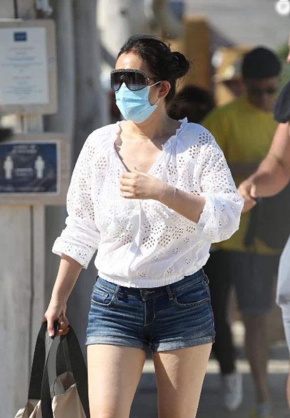 让·米歇尔·雅尔|55岁巩俐穿着性感，与71岁丈夫十指紧扣，二人同框看不出年龄差