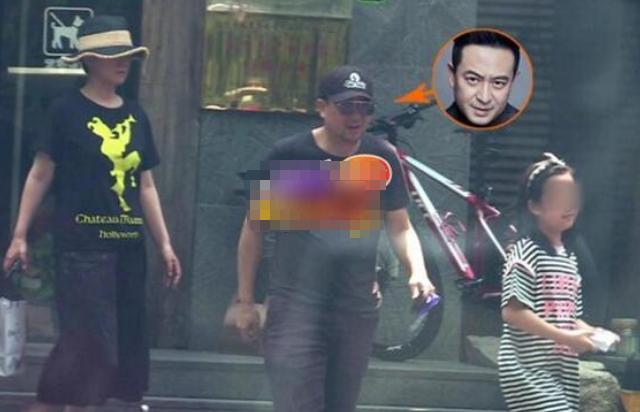 张嘉译携妻女出门聚餐9岁张译心皮肤黝黑暴风抽高快赶上妈妈