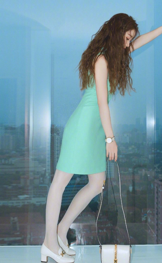 有种叫姜贞羽的白袜腿当灯光打到腿上时还以为我眼花了