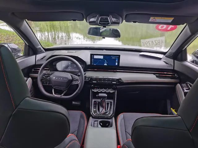 内饰方面,新宝骏rs-3拿出的是高水准,10.