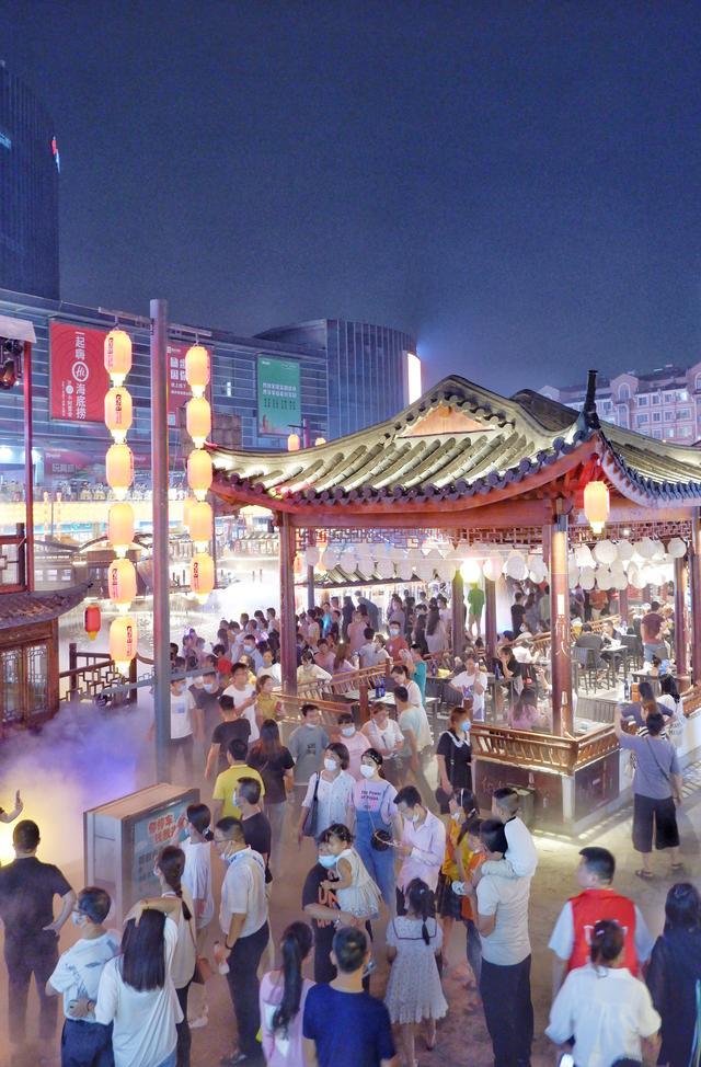 昆山首个水上夜市开业疫情之下依旧人山人海排队一小时真的值