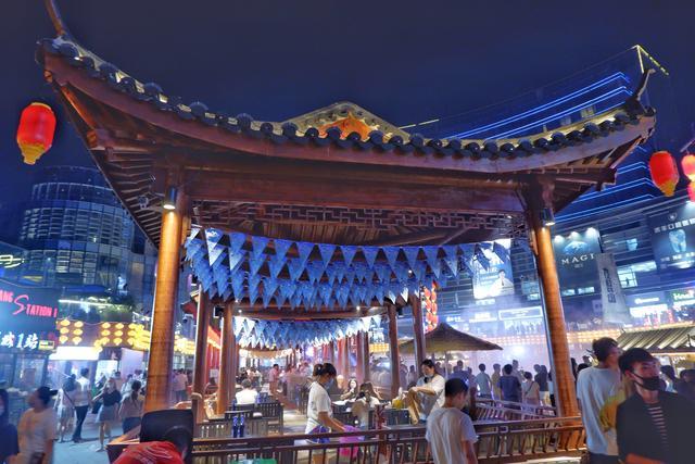 昆山首个水上夜市开业疫情之下依旧人山人海排队一小时真的值