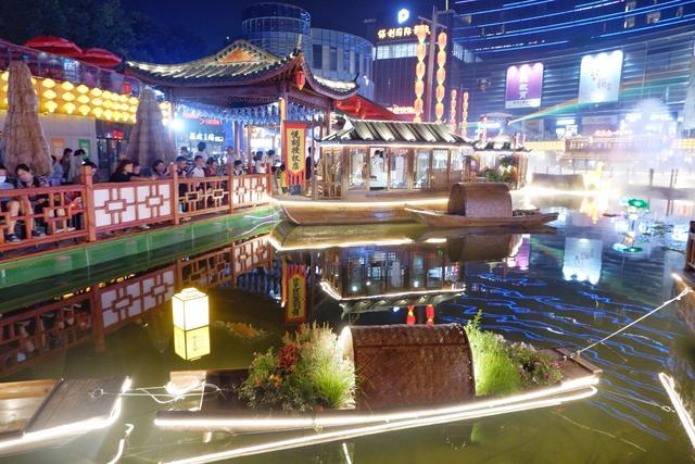 还会有游人愿意排队一个小时来到昆山台湾街水上夜市凑