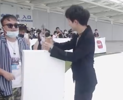 周深|有一种“签名”叫周深的签名，仅用一秒写完，但中国人都知道是他