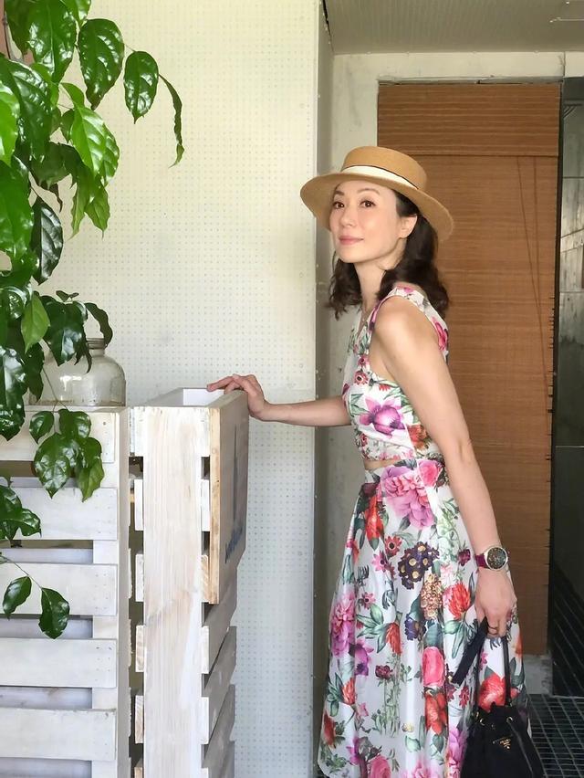 张可颐|张可颐晒近照不显老，曾与宣萱交恶，50岁状态仍满分