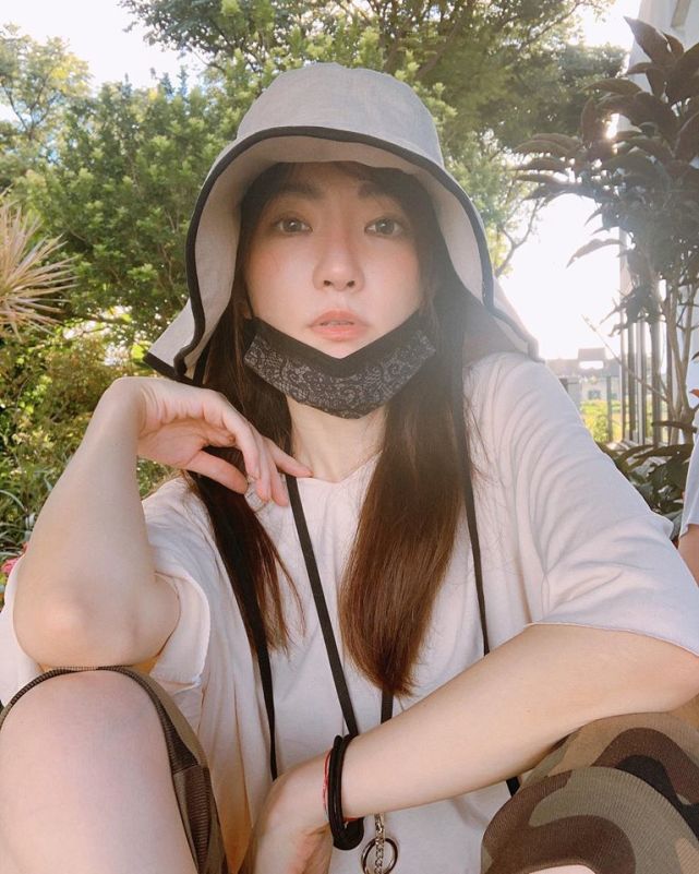 谢金燕卸浓妆!疑素颜模样曝光,网友狂赞18岁!