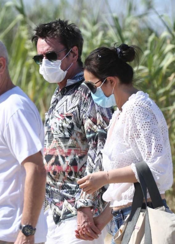 让·米歇尔·雅尔|55岁巩俐穿着性感，与71岁丈夫十指紧扣，二人同框看不出年龄差