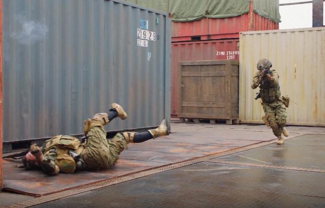 穿越火线|《穿越火线》开播，吴磊、鹿晗不被关注，这家“黑网吧”才是亮点