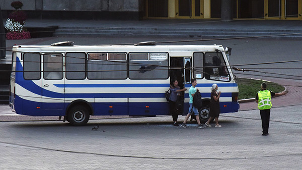 泽连斯基|乌克兰公交劫持事件顺利解决，总统应枪手要求录“荐片视频”