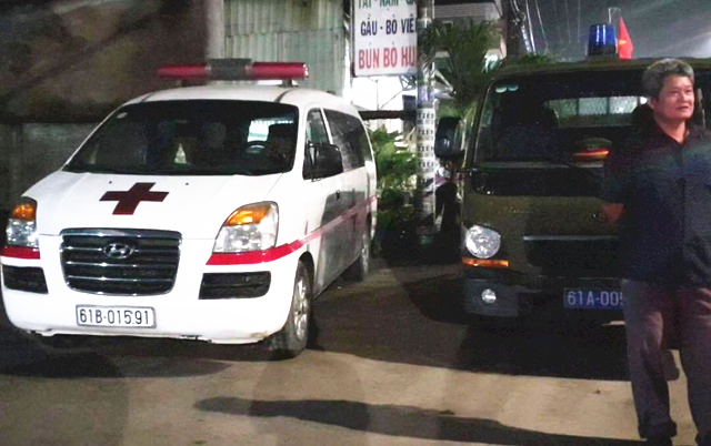 mother|母亲给儿子打电话一直没人接，来到其住处发现儿子吊死在家中