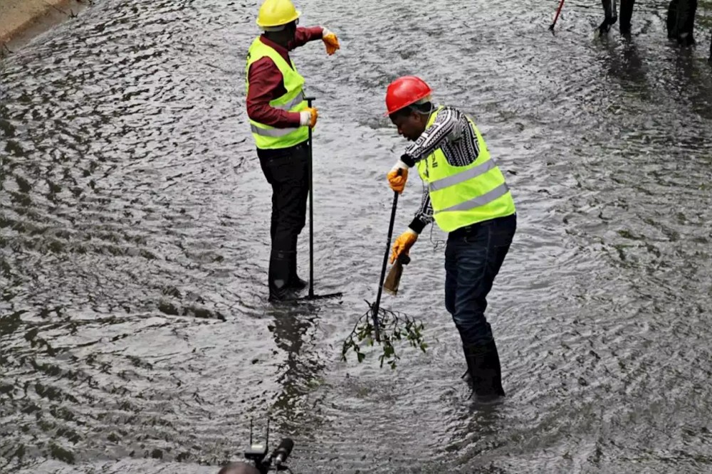 迈克·桑科|工人清理河道发现25具尸体，其中20具为被抛弃的婴儿