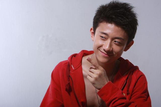 张一山|张一山情史：成名太早的负担