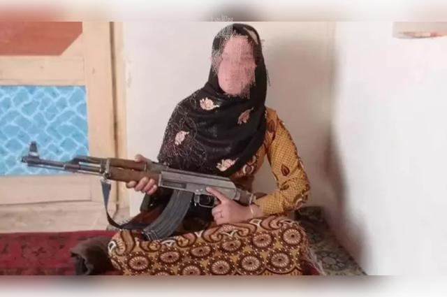 阿富汗_军事|目睹父母被塔利班杀害，阿富汗15岁少女抄AK-47扫射：死两人伤一片