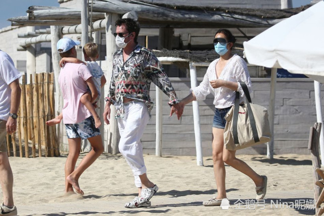 婚姻确实是 养猪场 55岁巩俐逛沙滩穿白衫胖一圈 快赶上72岁老公 腾讯网