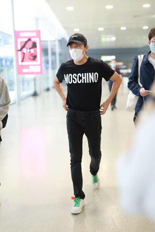 秦昊身材纤瘦少年感十足. (来自:星动最娱乐)秦昊被索要签名.