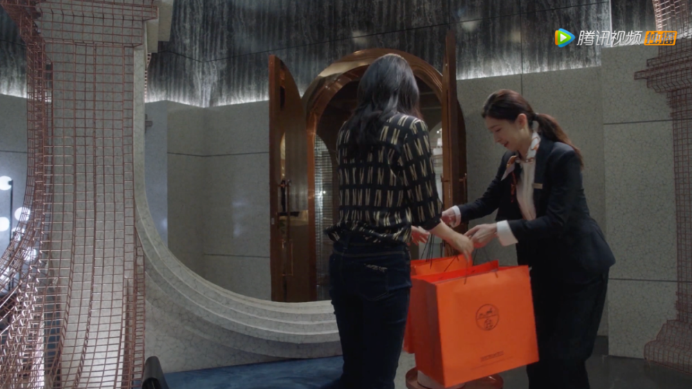 三十而已|三十而已的上海女人，要有铂金包，还要有滨江学区房