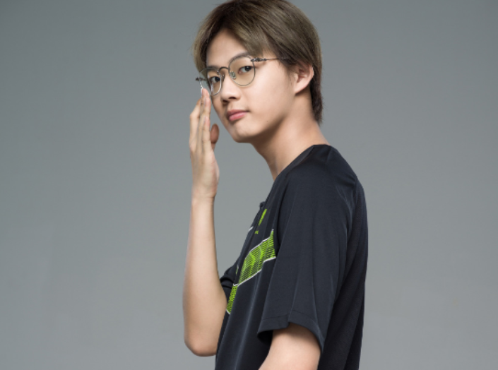 IG队员关系好吗？乐言竟也拿了Theshy的键盘