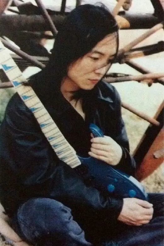 可许巍只想做音乐,和所有想要表达自我的年轻人一样,他也买了一把吉他