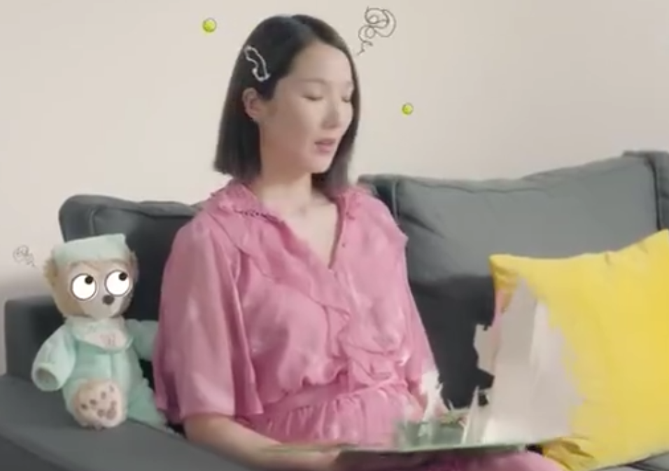 李亚男|李亚男给腹中宝宝做胎教母爱满满，孕肚已经又大又圆超抢镜