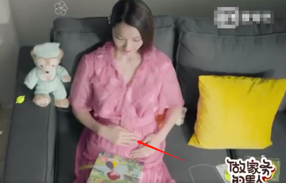 李亚男|李亚男给腹中宝宝做胎教母爱满满，孕肚已经又大又圆超抢镜