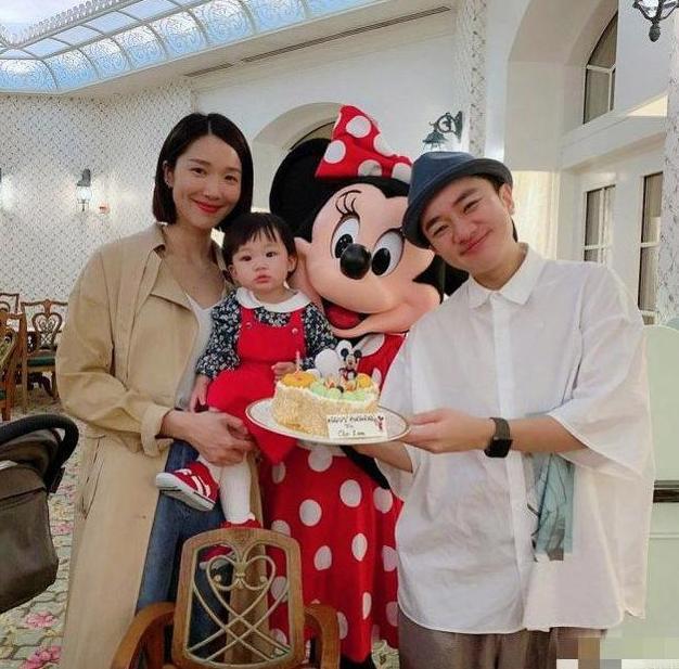 李亚男|李亚男给腹中宝宝做胎教母爱满满，孕肚已经又大又圆超抢镜