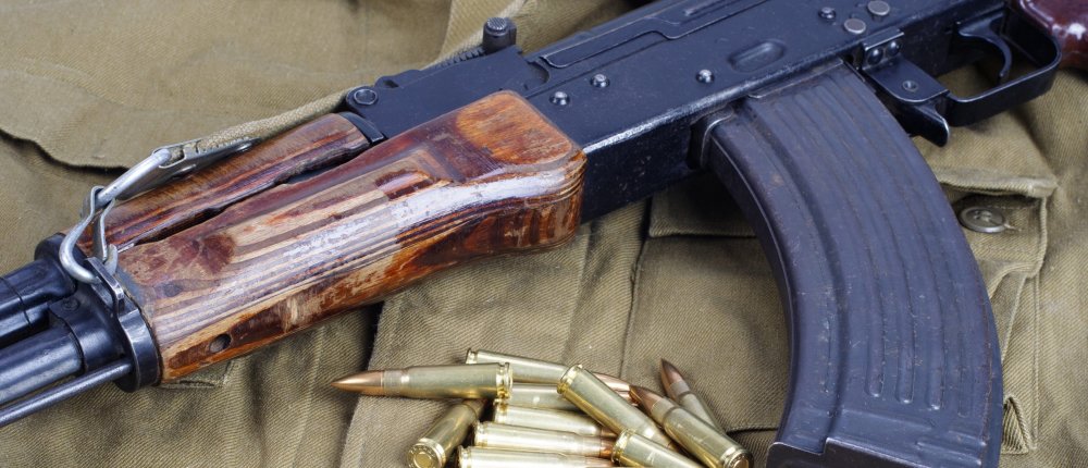 莒内|16岁少女目睹父母遭杀害 持AK-47击毙杀亲仇人