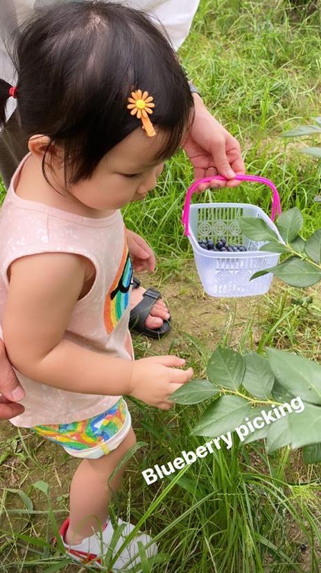 李亚男|李亚男给腹中宝宝做胎教母爱满满，孕肚已经又大又圆超抢镜