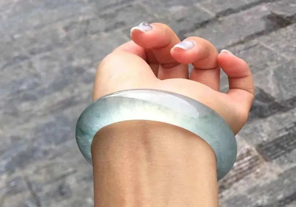 翡翠|你知道同等品质的翡翠，手镯跟其他挂件哪个贵？