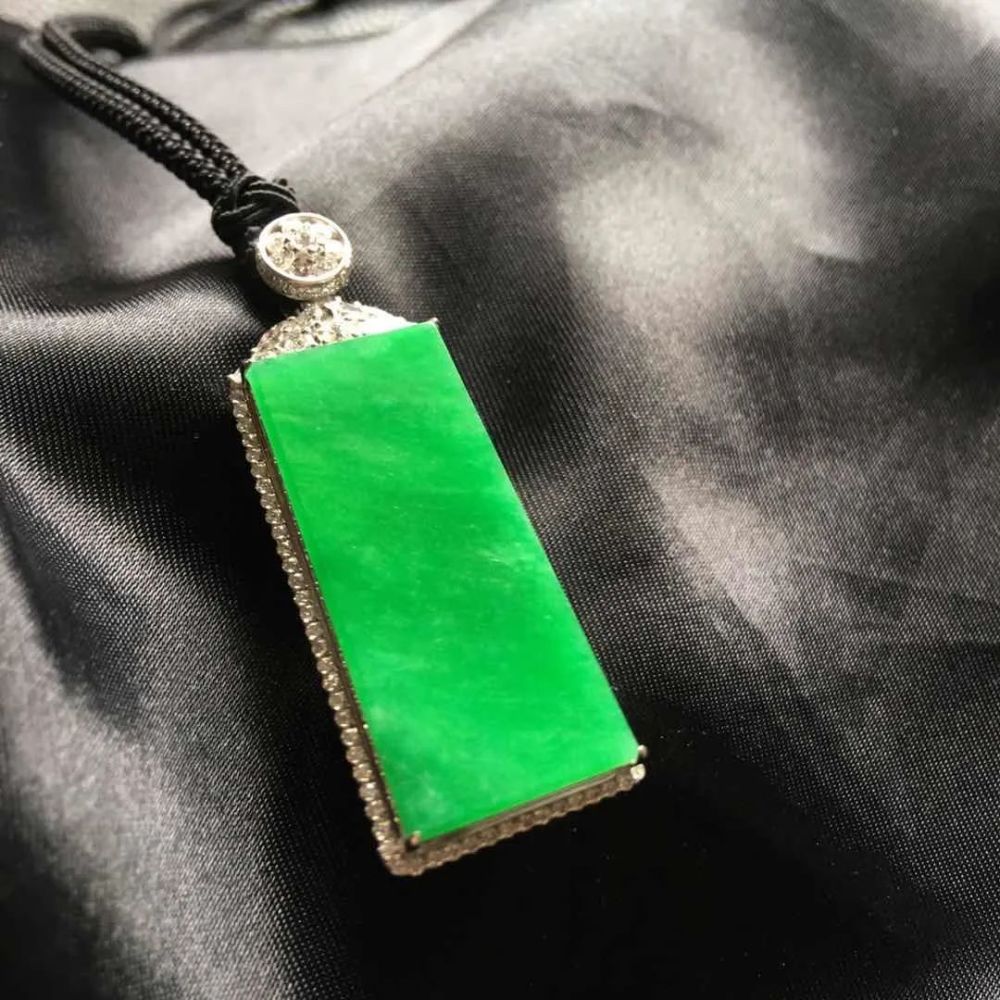 翡翠|你知道同等品质的翡翠，手镯跟其他挂件哪个贵？