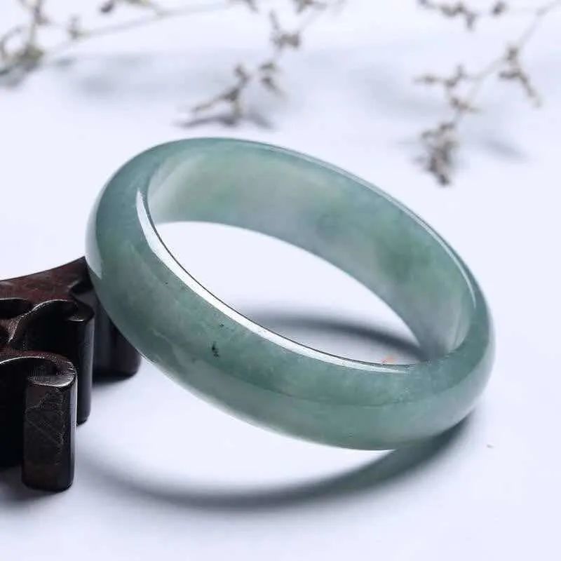 翡翠|你知道同等品质的翡翠，手镯跟其他挂件哪个贵？