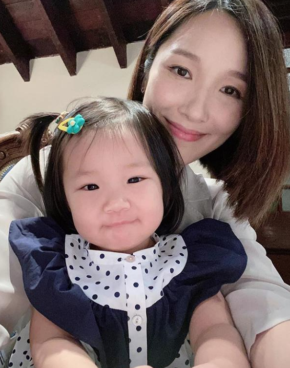 李亚男|李亚男给腹中宝宝做胎教母爱满满，孕肚已经又大又圆超抢镜