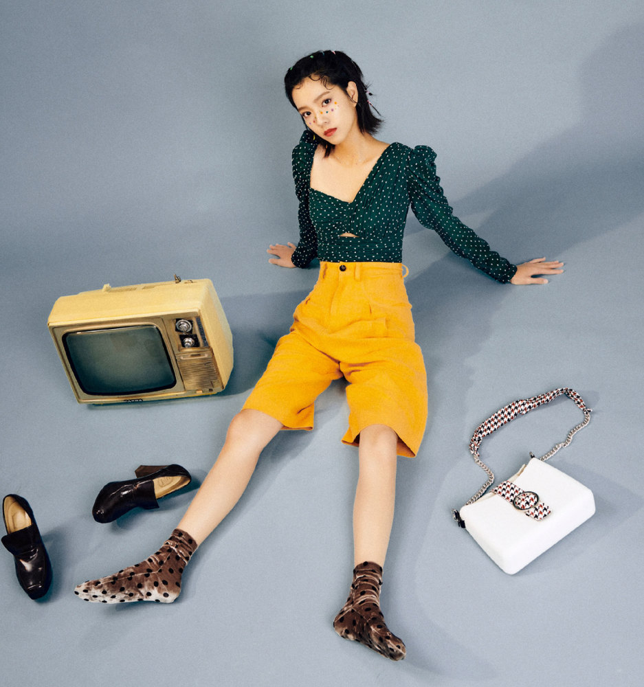 她17岁被杨幂公司签下,今穿波点上衣配短裤,脸上贴花复古个性