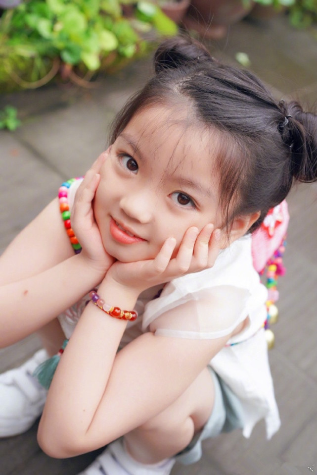 阿拉蕾体验山野生活,背竹篓捞鱼被蚊子咬一身包,眼神灵动愈发漂亮