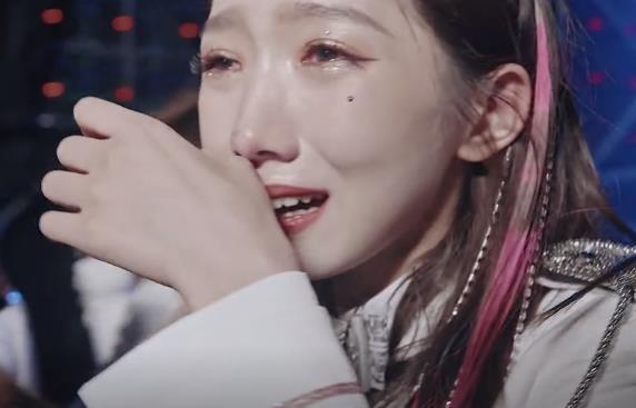 火箭少女告别画面,孟美岐秒变小女生哭到"脱妆",杨芸晴送安慰_腾讯