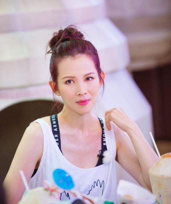 tvb花旦|50岁宣萱罕见近照，面色蜡黄眼袋明显，与同期TVB花旦颜值差太多