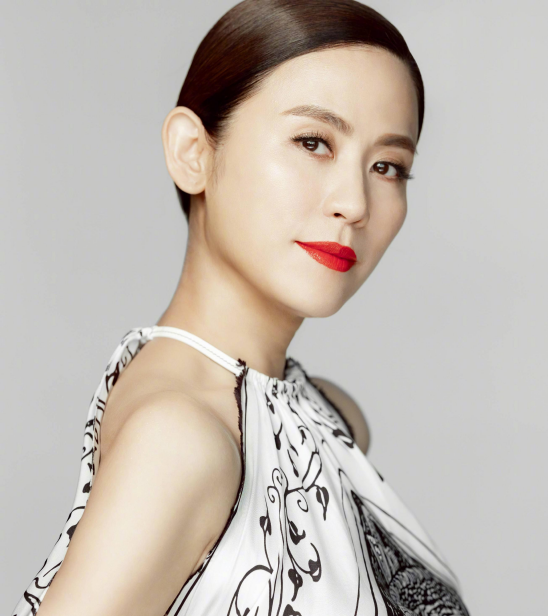 tvb花旦|50岁宣萱罕见近照，面色蜡黄眼袋明显，与同期TVB花旦颜值差太多