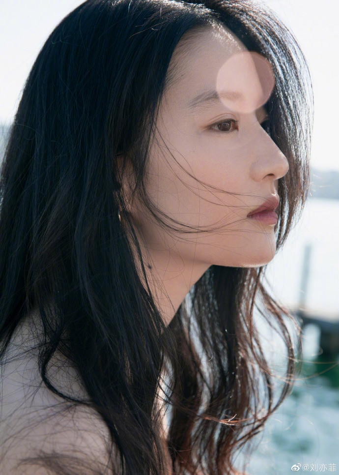 刘亦菲|刘亦菲晒美照，穿露肩衣秀小性感，颜值在线依旧仙气满满