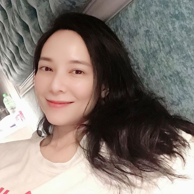 狠甩温兆伦,插足陶大宇婚姻,下嫁穷小子,46岁郭羡妮晒庆生照一脸冻龄