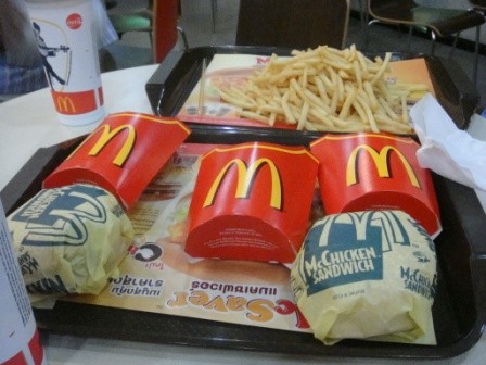 麦当劳餐盘上为啥放一张垫纸不是让你及番茄酱撒辣椒面的用错就丢人了