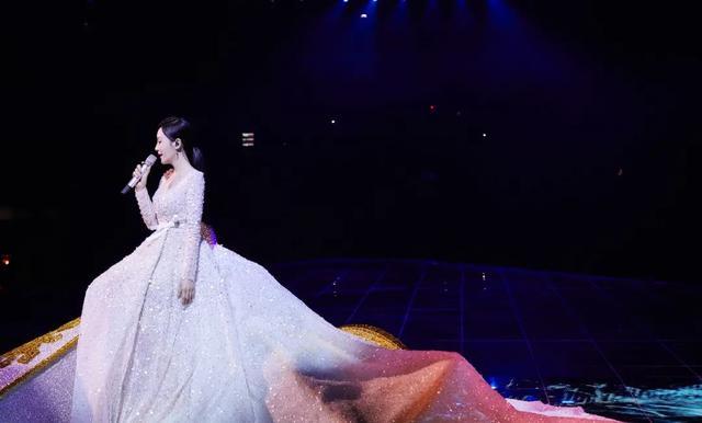 鞠婧祎|鞠婧祎人设又翻车？品牌方称礼服只为她定制，结果去年秦岚已穿过