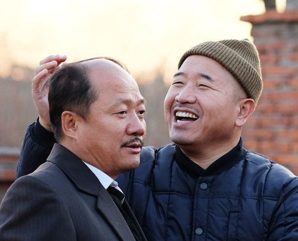 王小利|王小利儿子暗讽赵本山！赵四和谢广坤也开直播，凭啥就我父亲有错