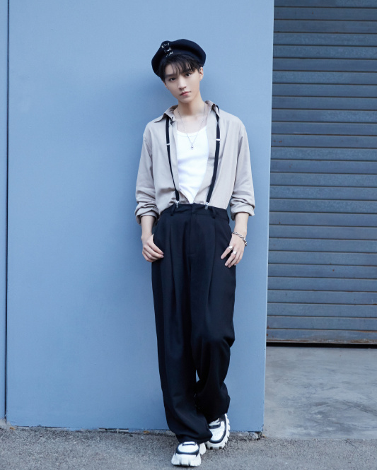 王俊凯|有种“整容”叫王俊凯长高，梳起刘海像超模，默默努力赶超千玺