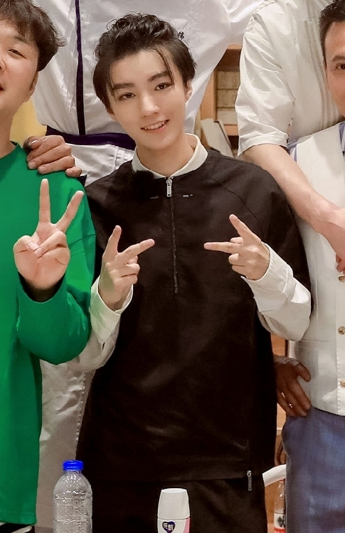 王俊凯|有种“整容”叫王俊凯长高，梳起刘海像超模，默默努力赶超千玺