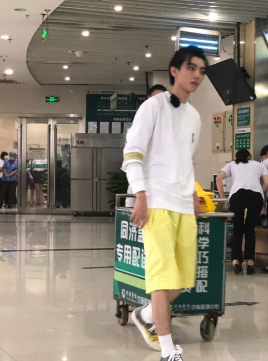 王俊凯|有种“整容”叫王俊凯长高，梳起刘海像超模，默默努力赶超千玺