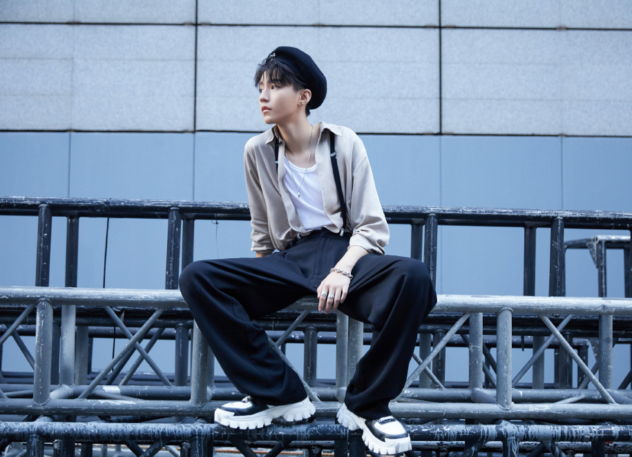 王俊凯|有种“整容”叫王俊凯长高，梳起刘海像超模，默默努力赶超千玺