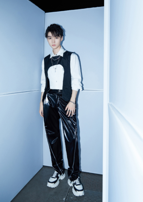 王俊凯|有种“整容”叫王俊凯长高，梳起刘海像超模，默默努力赶超千玺